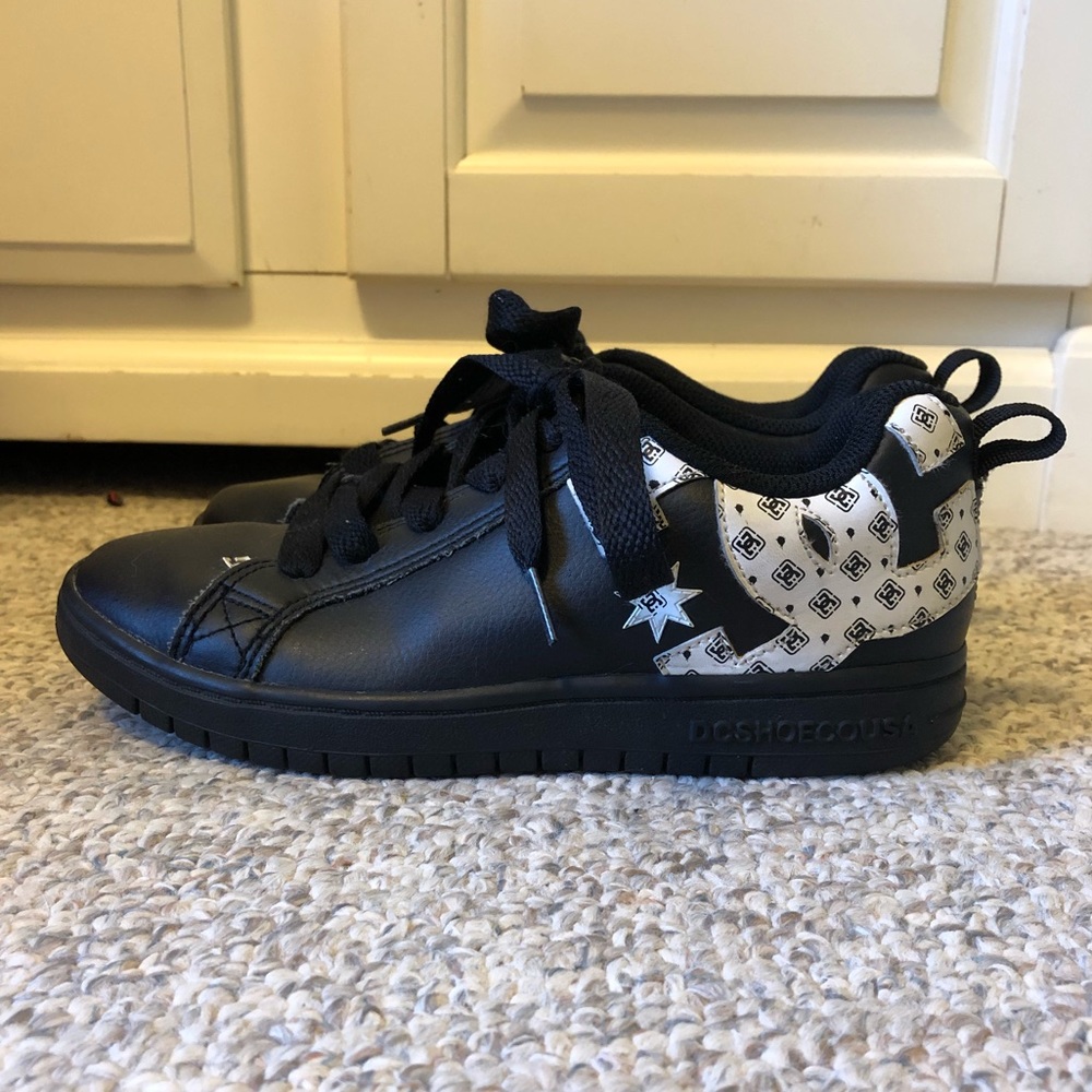 ✨SOLD✨ DC skateboard shoes!!